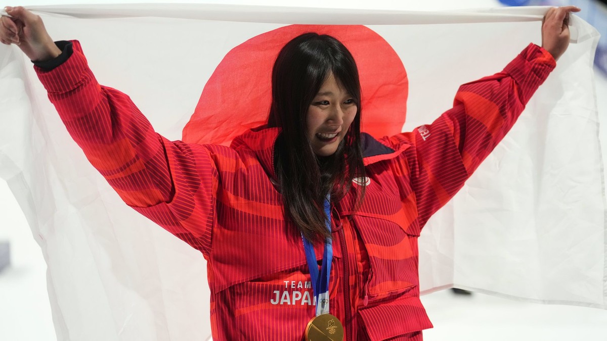 Kokomo Muraseová oslavuje zisk zlatej medaily v Big Air