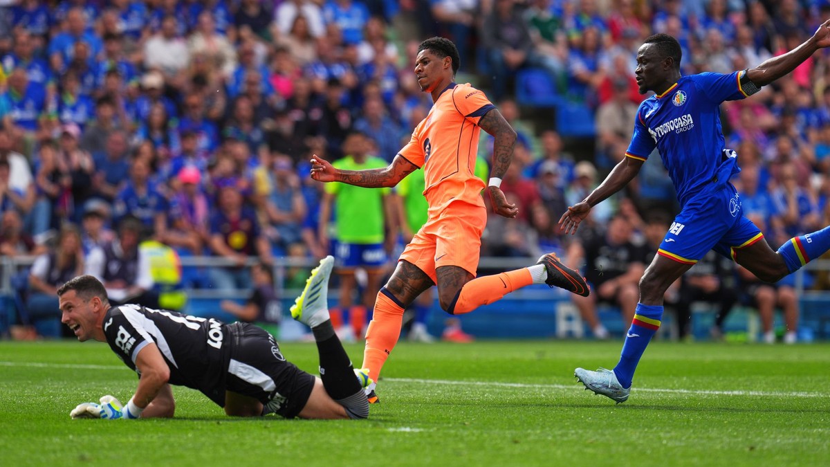 Marcus Rashford (uprostred) strieľa druhý gól proti Getafe.