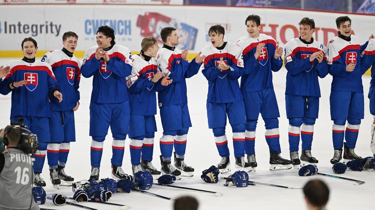 Slovenskí hokejisti do 18 rokov počas MS v hokeji U18 2026 v Trenčíne. 