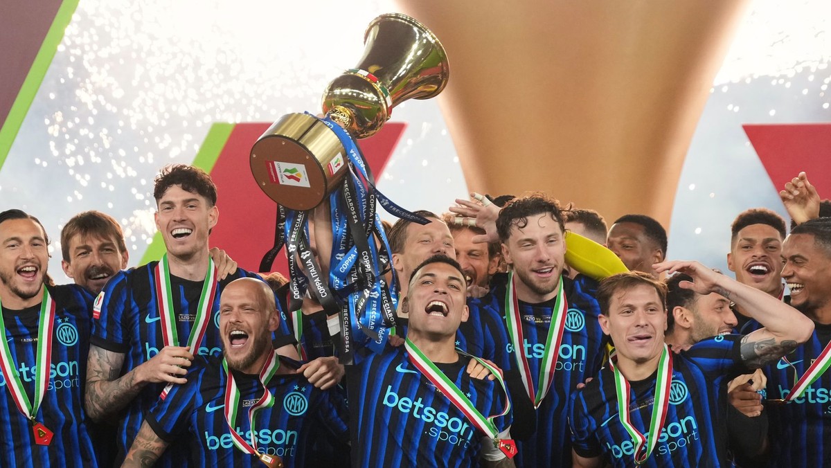 Inter Miláno oslavuje s trofejou Talianskeho pohára