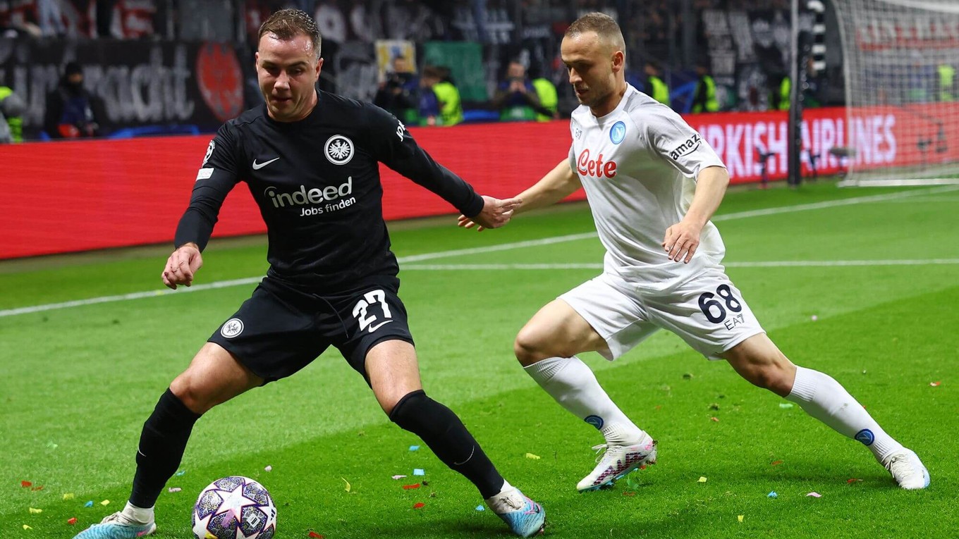 Stanislav Lobotka (v bielom) a Mario Götze.