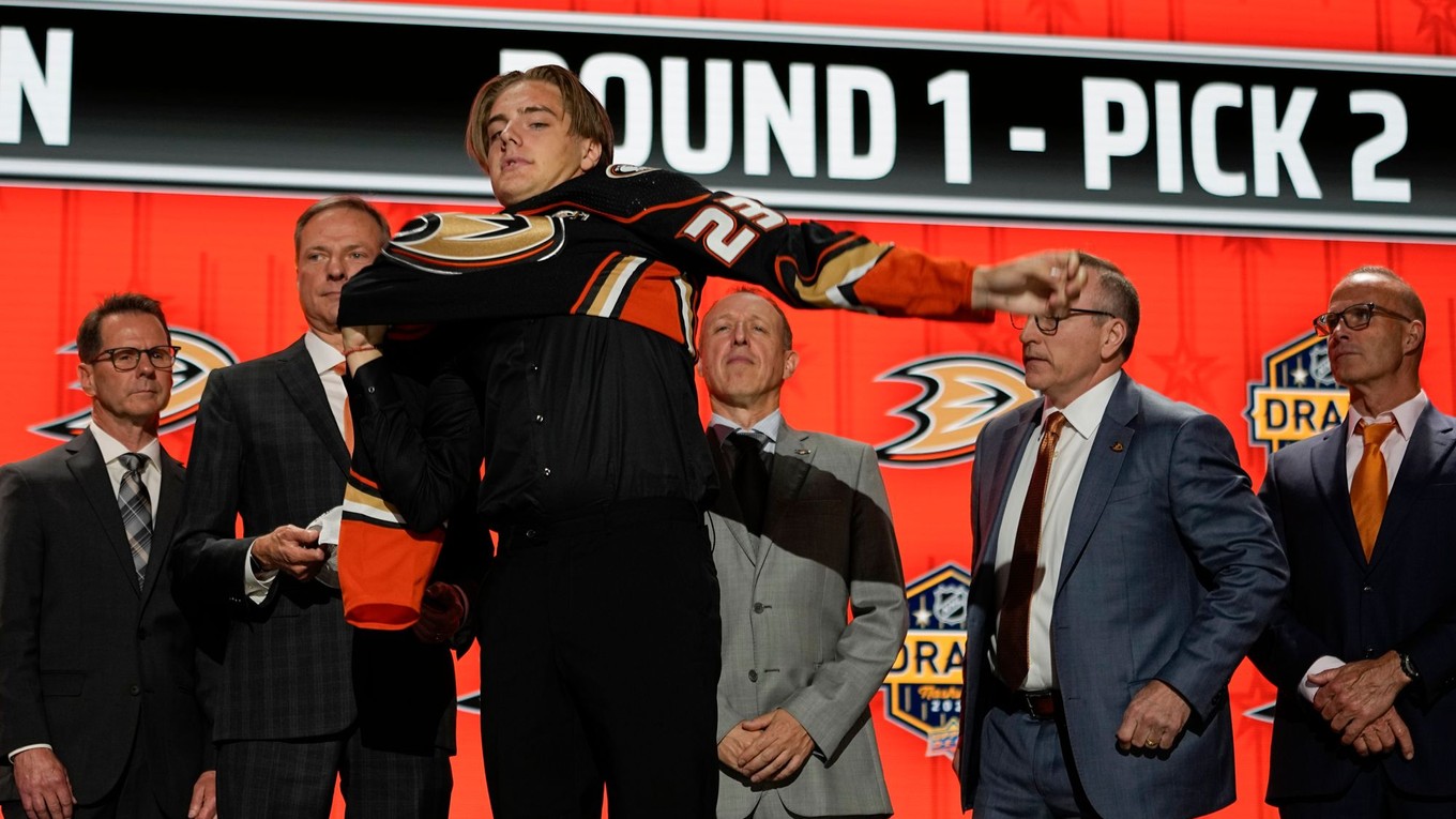 Leo Carlsson si oblieka draft Anaheimu Ducks po tom, ako si ho vybrali z druhého miesta na drafte NHL 2023.
