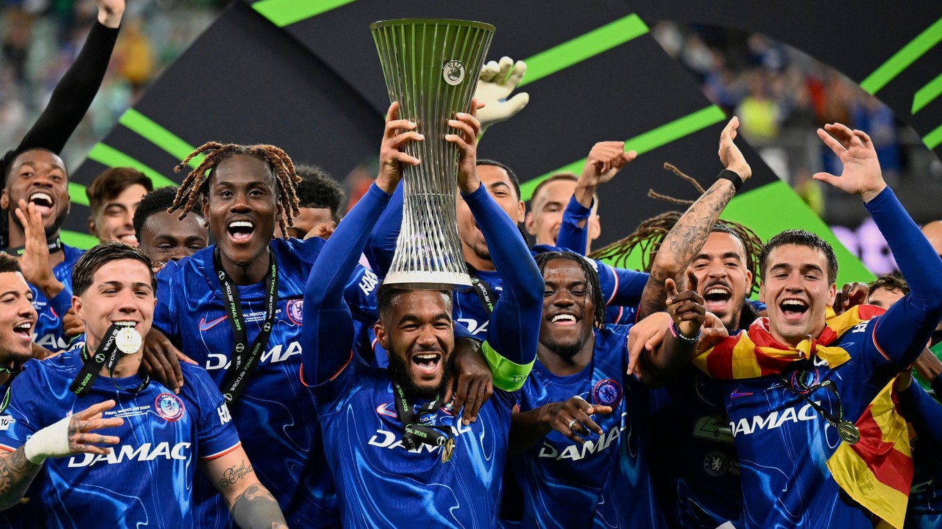 Hráči Chelsea oslavujú s trofejou po víťazstve vo finále Konferenčnej ligy