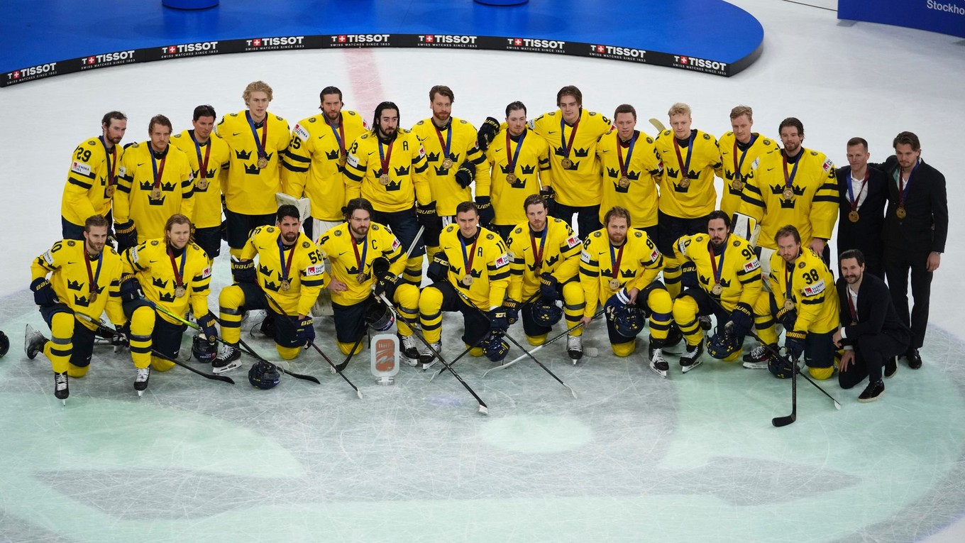 Hokejisti Švédska pózujú s bronzovými medailami na MS v hokeji 2025. 