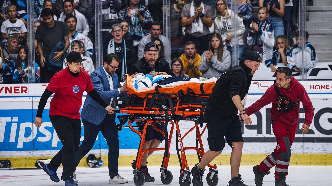 Jaroslav Vlacha transportovaný z ľadovej plochy počas zápasu Bílí Tygři Liberec - Pardubice.
