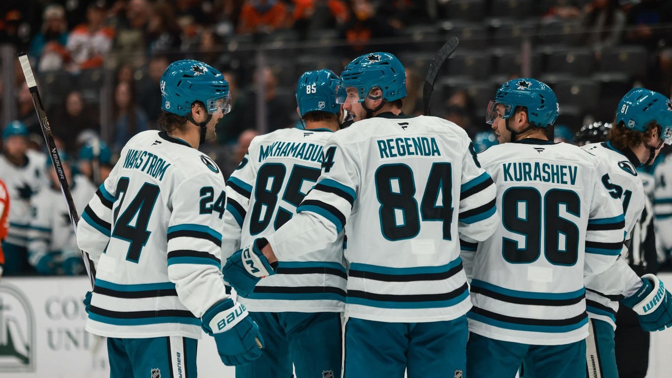 Pavol Regenda oslavuje gól so spoluhráčmi.