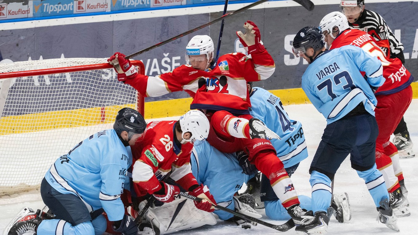 Skrumáž pred bránou Slovana (modré dresy) v zápase 10. kola hokejovej Tipsport extraligy HC Slovan Bratislava - HK 32 Liptovský Mikuláš.
