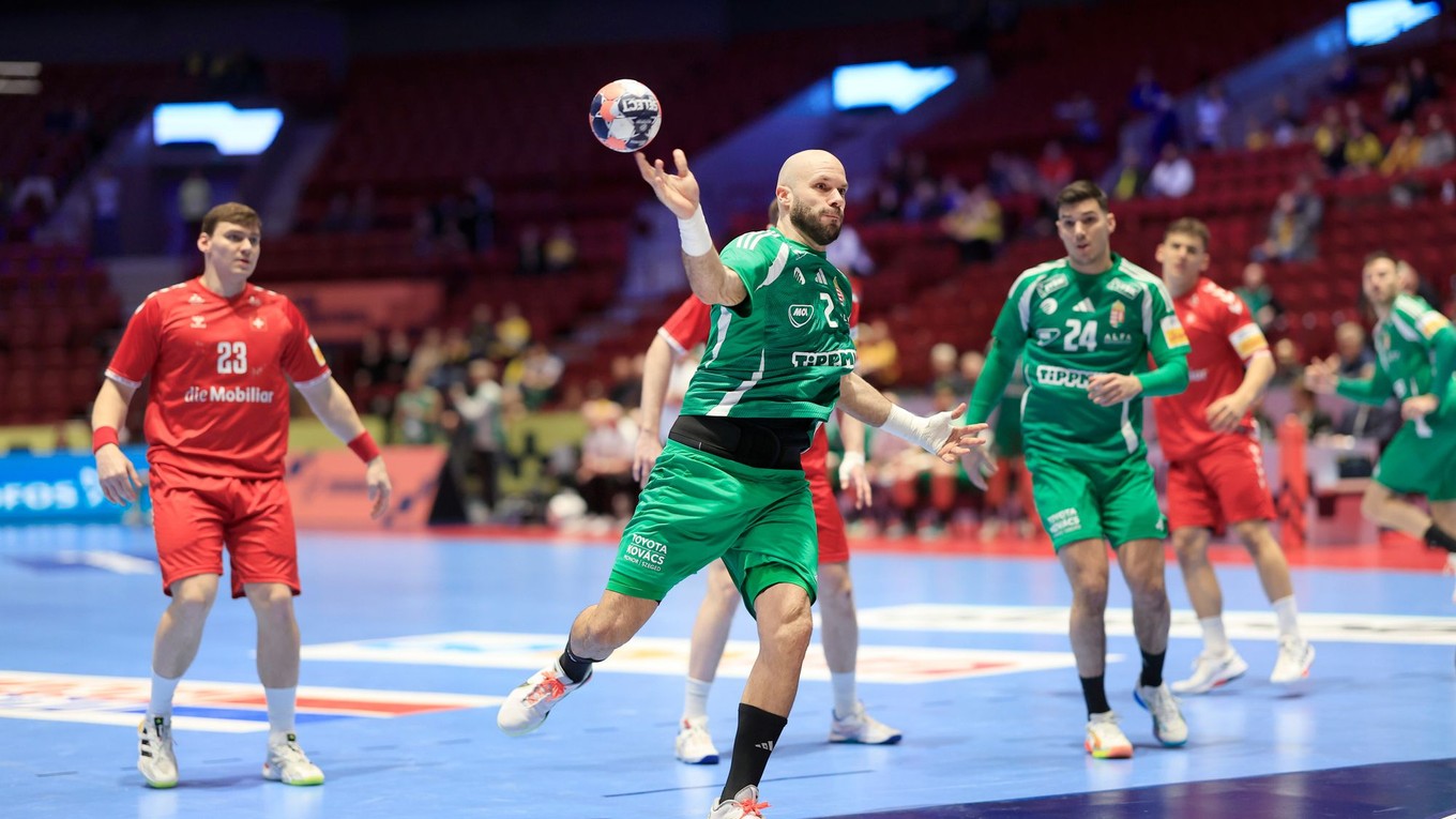 Maďarský hádzanár Adrian Sipos v zápase proti Švajčiarsku.