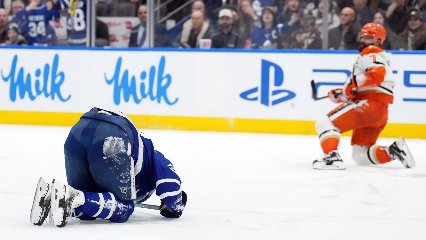 Český obranca Radko Gudas (vpravo) tvrdým zákrokom zranil Austona Matthewsa. 