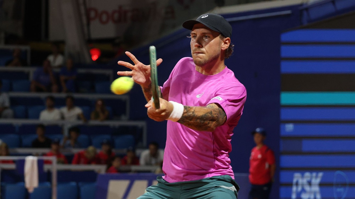 Slovenský tenista Alex Molčan odvracia úder Chorváta Dina Prižmiča v 2. kole dvojhry na antukovom turnaji ATP 250 v chorvátskom Umagu.