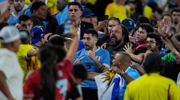 Potýčka v hľadisku počas zápasu Uruguaj - Kolumbia