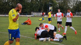 Rozhodujúci moment zápasu Bešeňov - Šahy (3:2), domáci naskákali na autora víťazného gólu, ktorým bol Eva Kayembe.