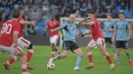 Vladimír Weiss (v strede) v súboji s hráčmi Trenčína v zápase 20. kola futbalovej Niké ligy medzi ŠK Slovan Bratislava – AS Trenčín.