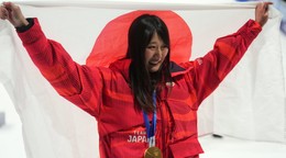 Kokomo Muraseová oslavuje zisk zlatej medaily v Big Air
