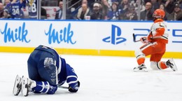 Český obranca Radko Gudas (vpravo) tvrdým zákrokom zranil Austona Matthewsa. 