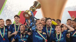 Inter Miláno oslavuje s trofejou Talianskeho pohára