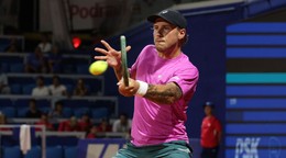 Slovenský tenista Alex Molčan odvracia úder Chorváta Dina Prižmiča v 2. kole dvojhry na antukovom turnaji ATP 250 v chorvátskom Umagu.
