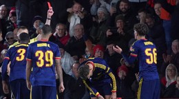 Na snímke 16-ročný futbalista Arsenalu Londýn Max Dowman (vpravo), ktorému hlavný rozhodca ukazuje červenú kartu.