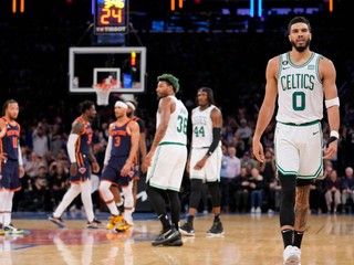 Basketbalista Bostonu Celtics Jayson Tatum opúšťa ihrisko po tom, ako bol vylúčený. 
