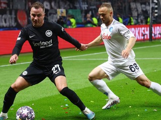 Stanislav Lobotka (v bielom) a Mario Götze.