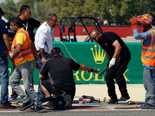Úprava trate počas predsezónnych testov F1. 