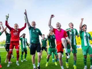 Radosť hráčov FC Tatran Prešov po víťazstve a postupe do najvyššej slovenskej súťaže po zápase 24. kola MONACObet ligy na pôde FC ŠTK 1914 Šamorín.