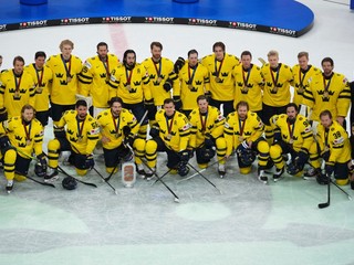 Hokejisti Švédska pózujú s bronzovými medailami na MS v hokeji 2025.
