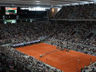 Centrálny kurt Philippa Chatriera počas zápasu Lorenzo Musetti - Carlos Alcaraz v semifinále Roland Garros 2025.