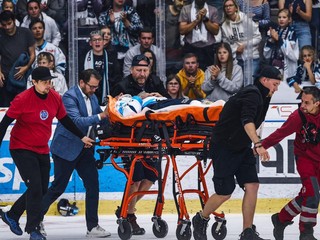 Jaroslav Vlacha transportovaný z ľadovej plochy počas zápasu Bílí Tygři Liberec - Pardubice.