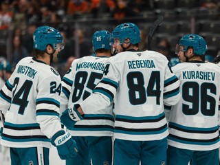 Pavol Regenda oslavuje gól so spoluhráčmi. 