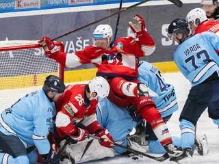 Skrumáž pred bránou Slovana (modré dresy) v zápase 10. kola hokejovej Tipsport extraligy HC Slovan Bratislava - HK 32 Liptovský Mikuláš.