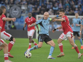 Vladimír Weiss (v strede) v súboji s hráčmi Trenčína v zápase 20. kola futbalovej Niké ligy medzi ŠK Slovan Bratislava – AS Trenčín.