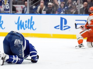 Český obranca Radko Gudas (vpravo) tvrdým zákrokom zranil Austona Matthewsa. 