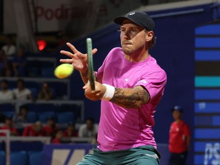 Slovenský tenista Alex Molčan odvracia úder Chorváta Dina Prižmiča v 2. kole dvojhry na antukovom turnaji ATP 250 v chorvátskom Umagu.