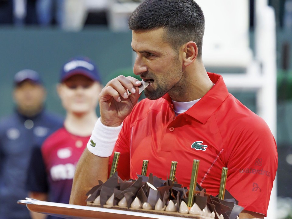 Novak Djokovič s tortou k 37. narodeninám po víťazstve v 2. kole turnaja ATP v Ženeve 2024.