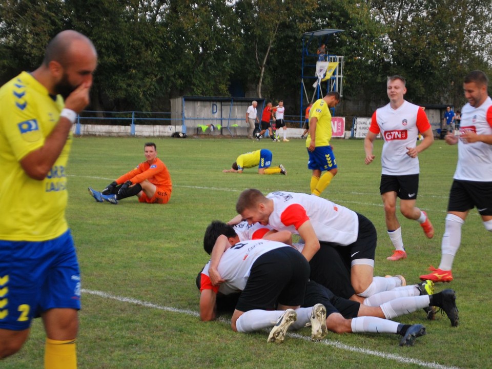 Rozhodujúci moment zápasu Bešeňov - Šahy (3:2), domáci naskákali na autora víťazného gólu, ktorým bol Eva Kayembe.