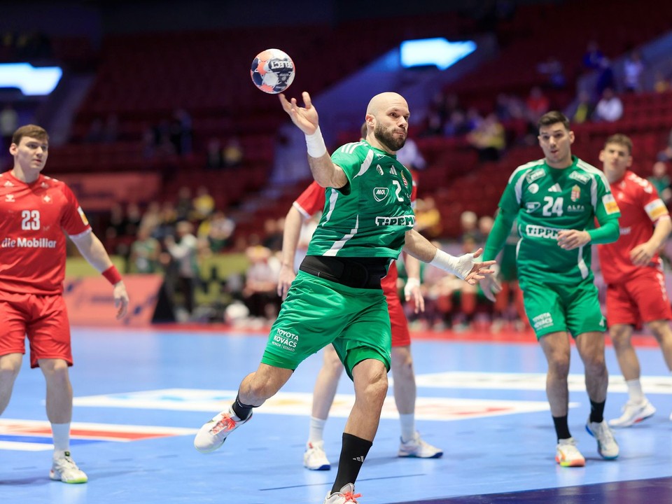 Maďarský hádzanár Adrian Sipos v zápase proti Švajčiarsku.