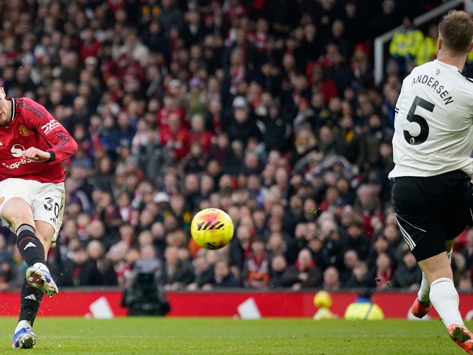 Benjamin Šeško strieľa gól