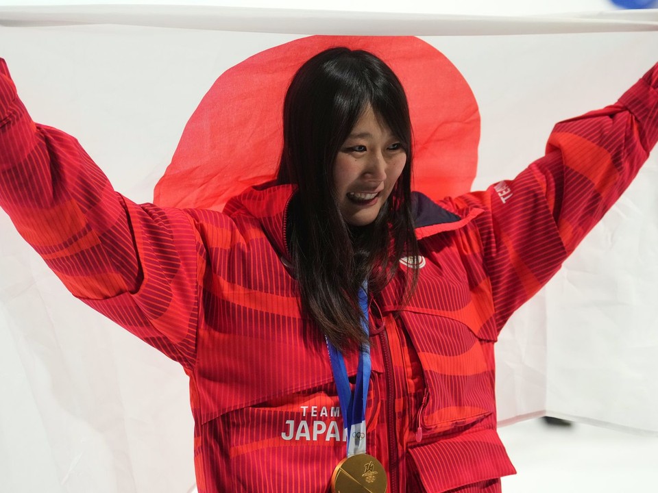 Kokomo Muraseová oslavuje zisk zlatej medaily v Big Air