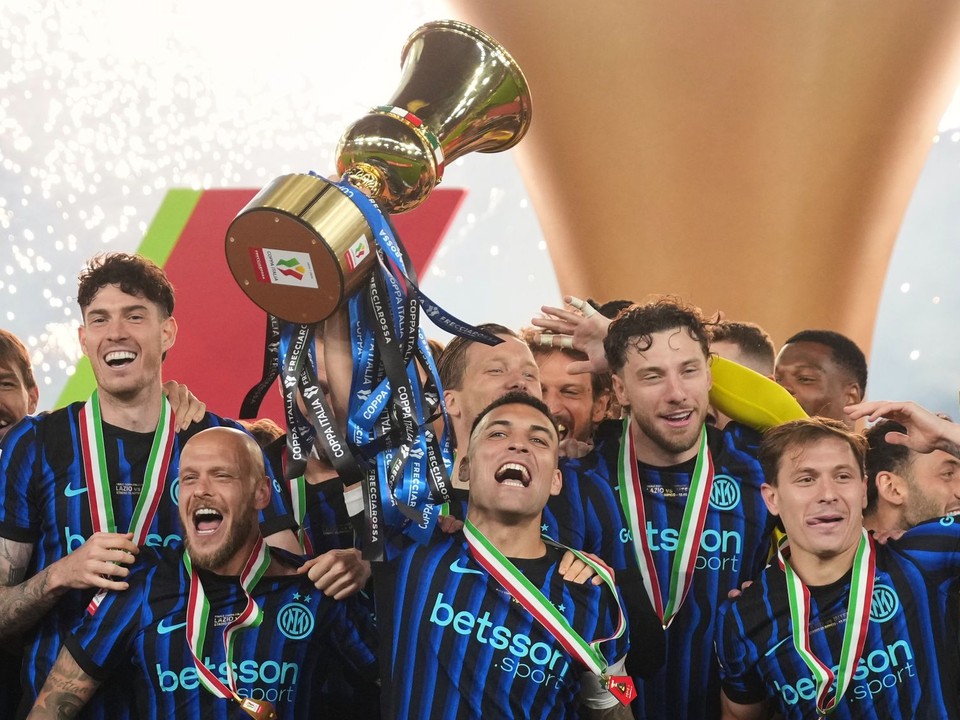 Inter Miláno oslavuje s trofejou Talianskeho pohára