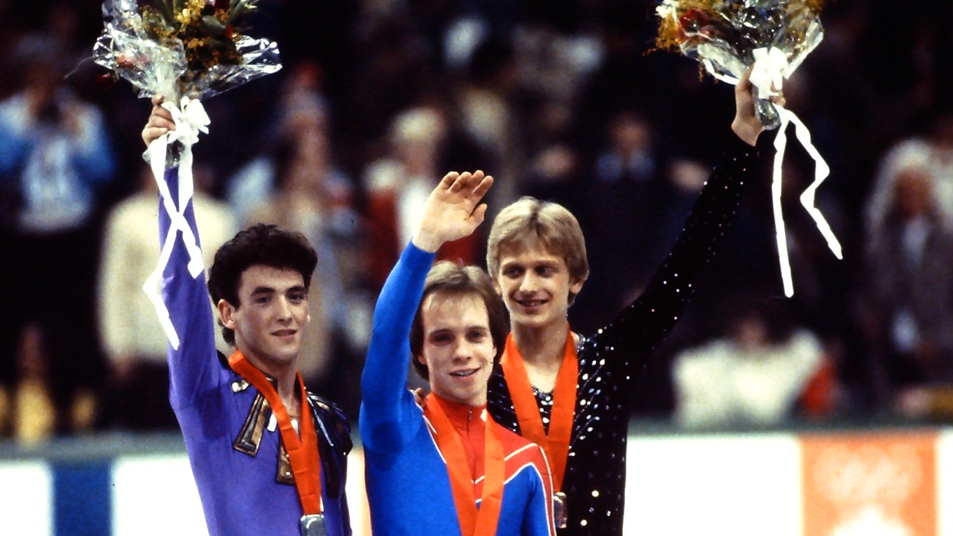 Medailisti zo zimnej olympiády v Sarajeve - zľava strieborný Brian Orser, zlatý Scott Hamilton a Jozef Sabovčík. 