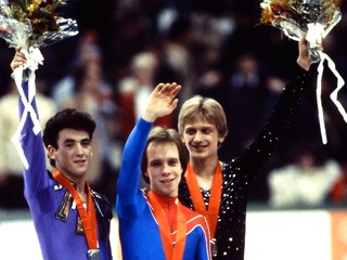 Medailisti zo zimnej olympiády v Sarajeve - zľava strieborný Brian Orser, zlatý Scott Hamilton a Jozef Sabovčík. 