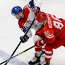 Nikita Kučerov (vpravo) v zápase Rusko - Česko na MS v hokeji 2019.