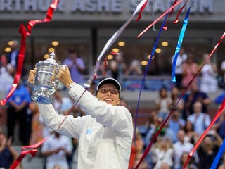 Iga Swiateková s trofejou za výhru na US Open 2022.