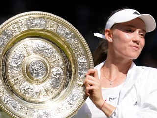 Elena Rybakinová po triumfe na Wimbledone 2022.