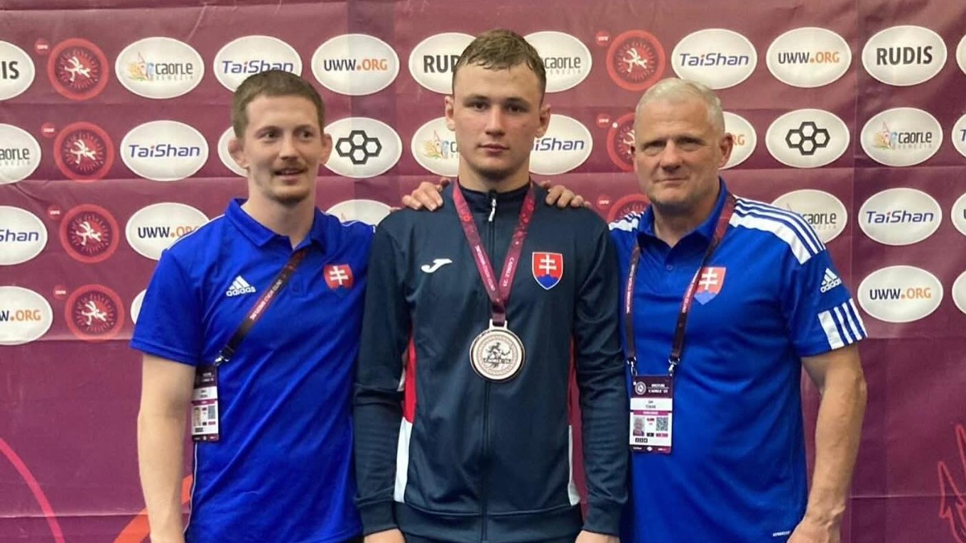 Slovenský zápasník Anton Vyhivskyj s bronzovou medailou.