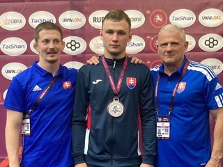 Slovenský zápasník Anton Vyhivskyj s bronzovou medailou.