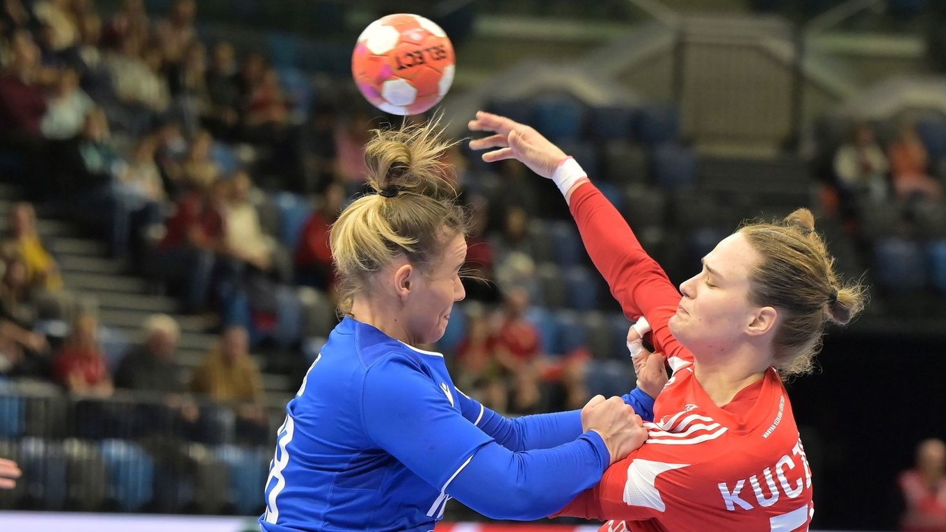 Barbora Lanczová (vľavo) a Csenge Kuczoraová počas zápasu Maďarsko - Slovensko.