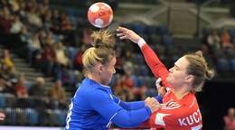 Barbora Lanczová (vľavo) a Csenge Kuczoraová počas zápasu Maďarsko - Slovensko.