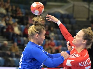 Barbora Lanczová (vľavo) a Csenge Kuczoraová počas zápasu Maďarsko - Slovensko.